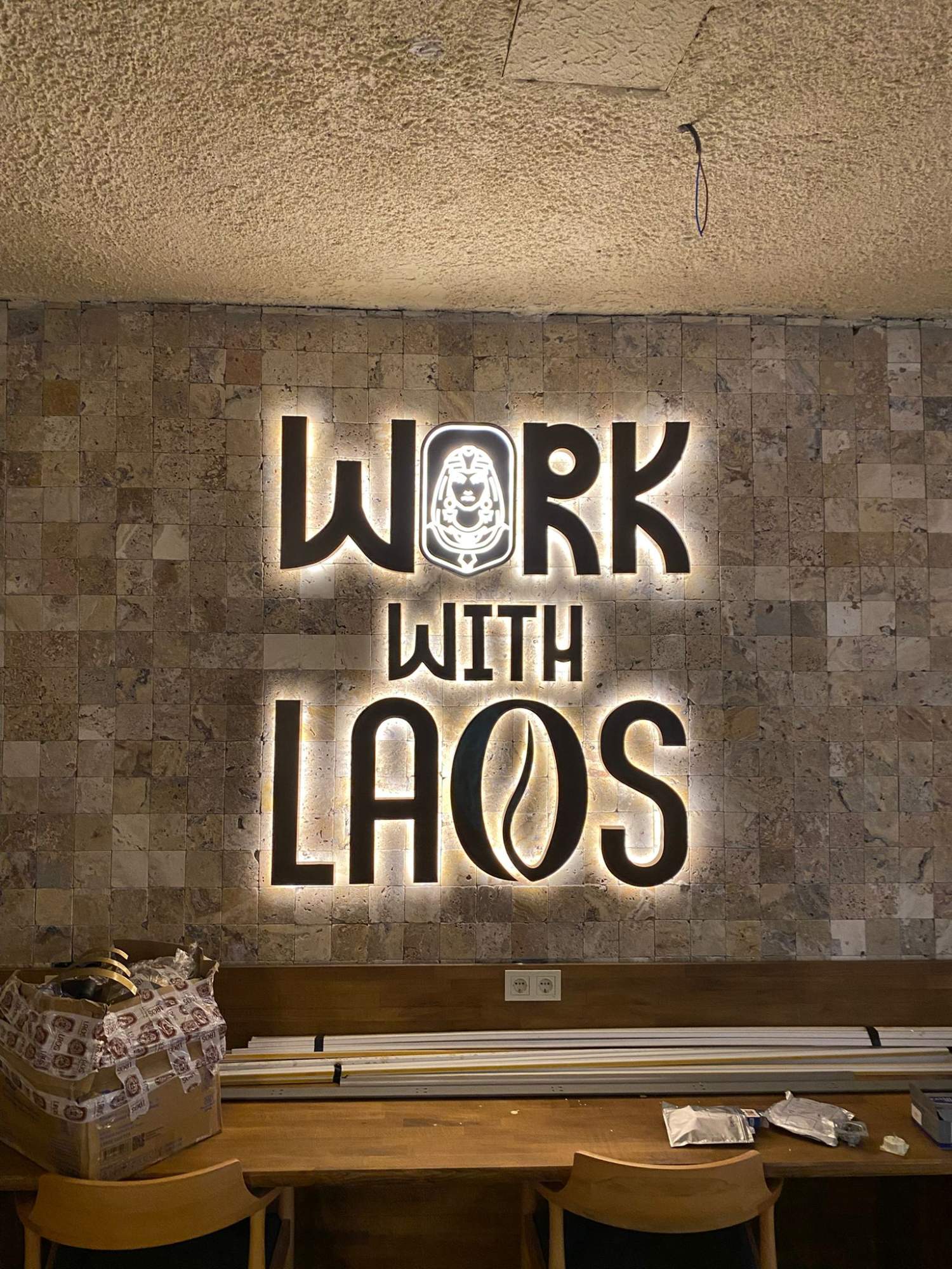 laos coffe ışıklı kutu harf