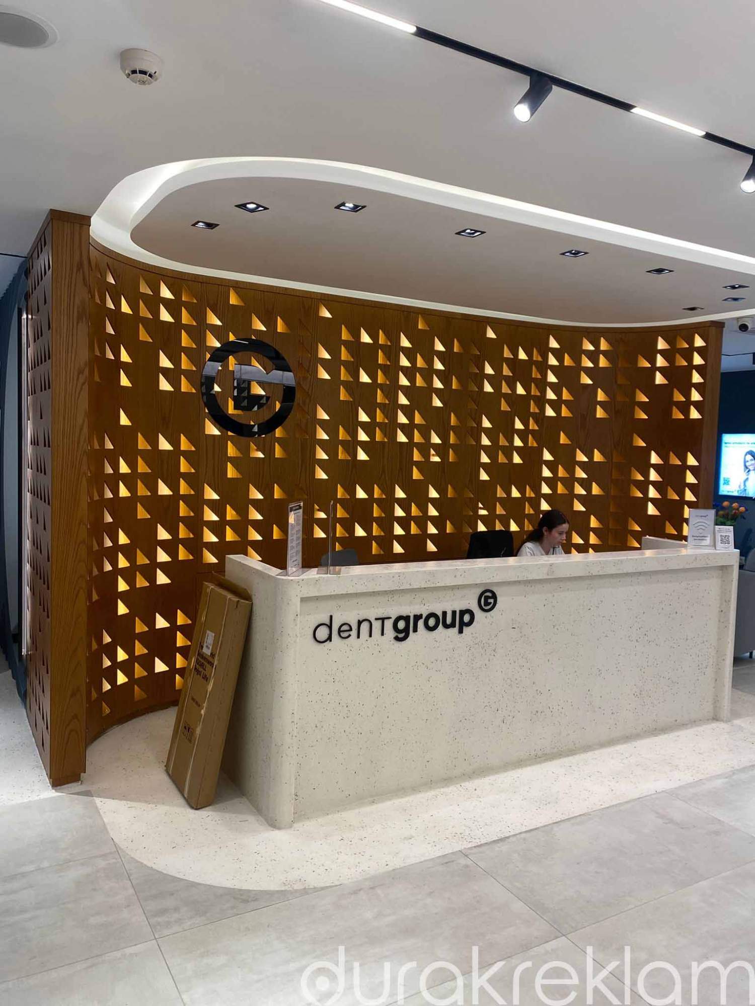 Dent Grup Caddebostan Pleksi Kapı İsimlikleri ve Kurumsal Logo Uygulaması