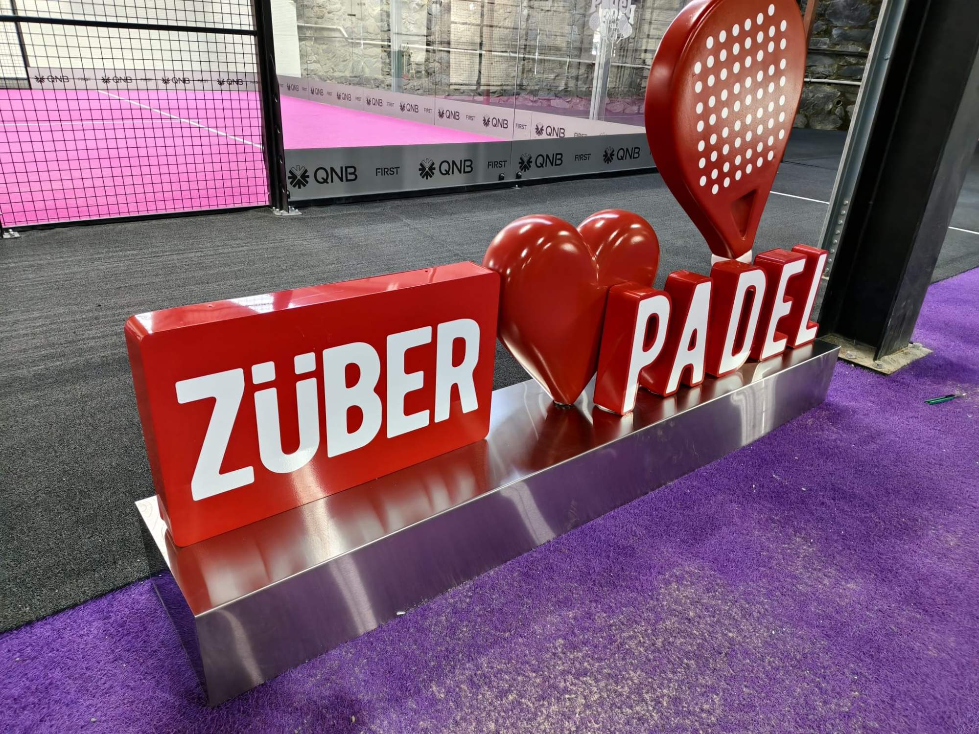 Padel tenis kortu yanına baza üzeri ışıksız metal kutu harf çalışmamız